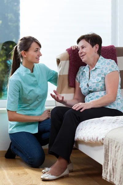 Krankenschwester im Gespräch mit Patient — Stockfoto