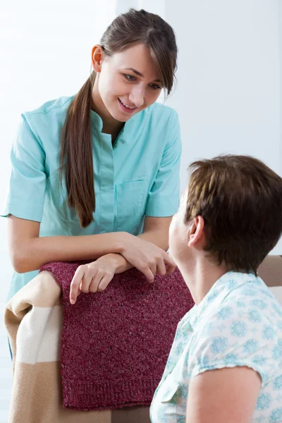 Krankenschwester beim Hausbesuch — Stockfoto