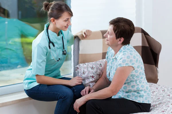 Doctor talking with ill patient — Stock Photo, Image