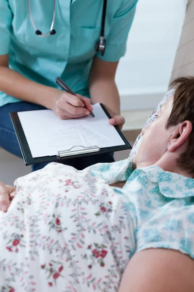 Doctor talking with adult woman — Stock Photo, Image