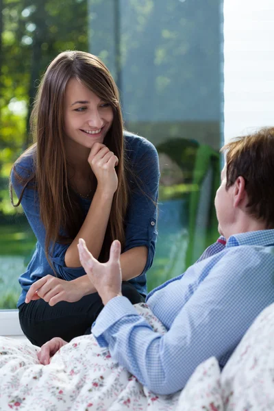 Zieke vrouw praten met haar dochter — Stockfoto