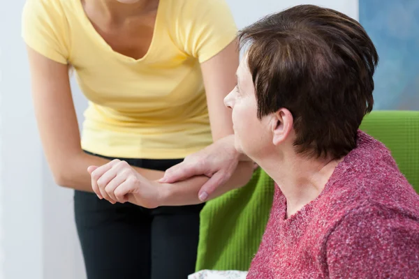 Frau muss im Stehen helfen — Stockfoto