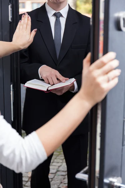 Talking Jehovah's witness to leave her house — Stock Photo, Image