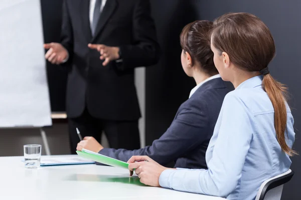 Vrouwelijke ondernemers zitten aan de balie — Stockfoto