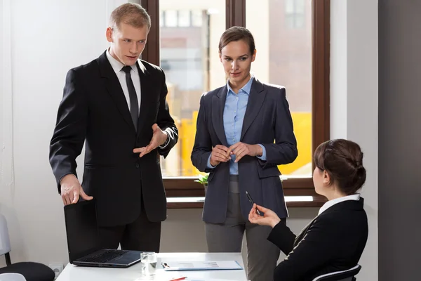 Bureau werknemers tijdens hun werk — Stockfoto