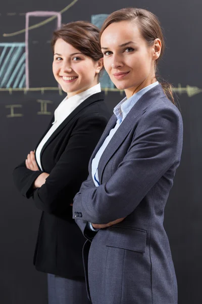 Mulheres de negócios elegantes que trabalham no escritório — Fotografia de Stock