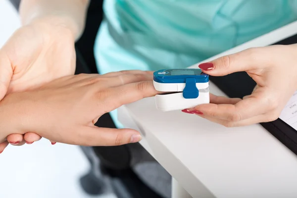 Close-up of pulse measurement — Stock Photo, Image