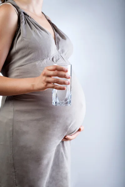 Vrouw tijdens de geavanceerde zwangerschap — Stockfoto