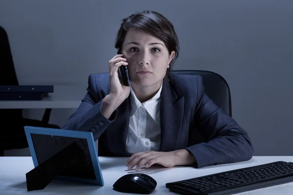 Affärskvinna på telefonen — Stockfoto