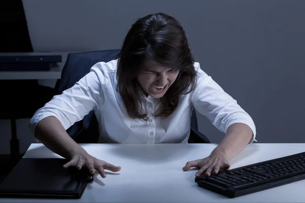 Mulher de negócios frustrada e chorosa — Fotografia de Stock