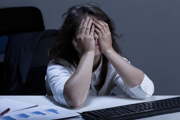 Frustrated businesswoman analyzing chart — Stock Photo, Image