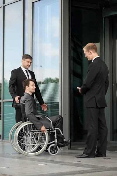 Werknemer op een rolstoel — Stockfoto