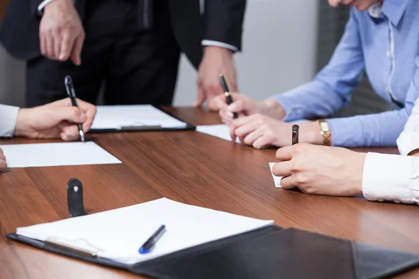 Sentado à mesa — Fotografia de Stock