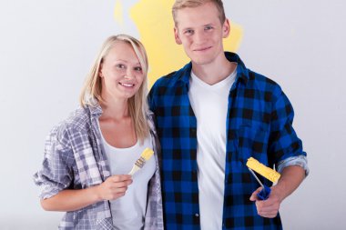 Ev yenileme sırasında genç Çift