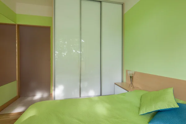 Szafa z drzwiami ze szkła w sypialni — Zdjęcie stockowe
