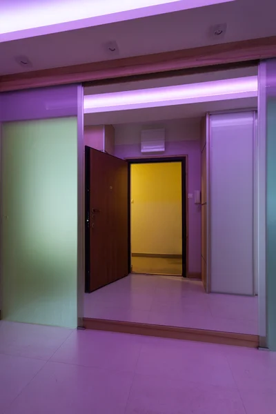 照らされた紫ホール — ストック写真
