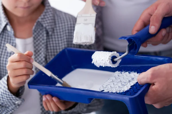 Paint tray and paintbrushes — Stock Photo, Image