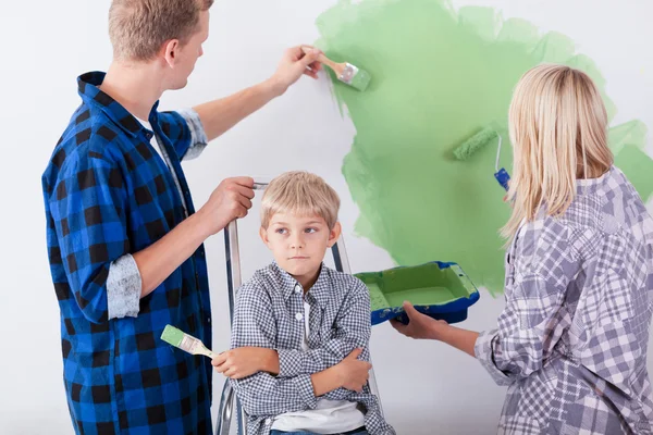 Young family during wall renovation — Stock Photo, Image