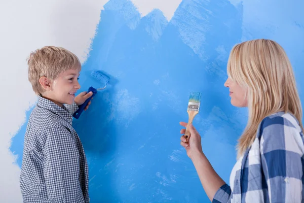 Mutter und Sohn haben Spaß beim Malen der Wand — Stockfoto