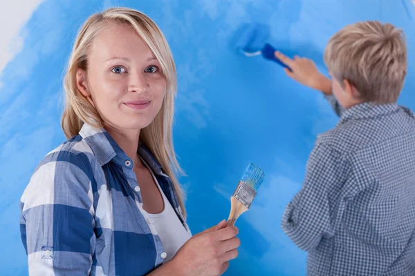 Niño pintando su habitación —  Fotos de Stock