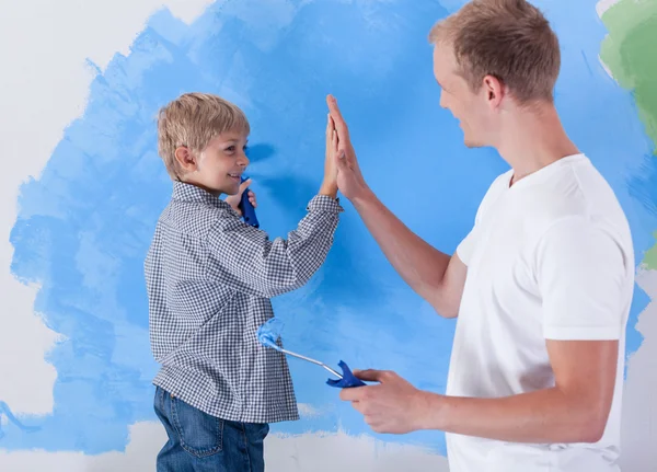 Jonge vader geven hoge vijf aan zijn zoontje — Stockfoto