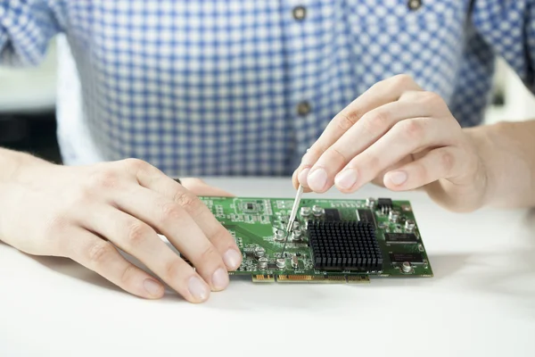 Male hands repairing computer hardware — Stock Photo, Image