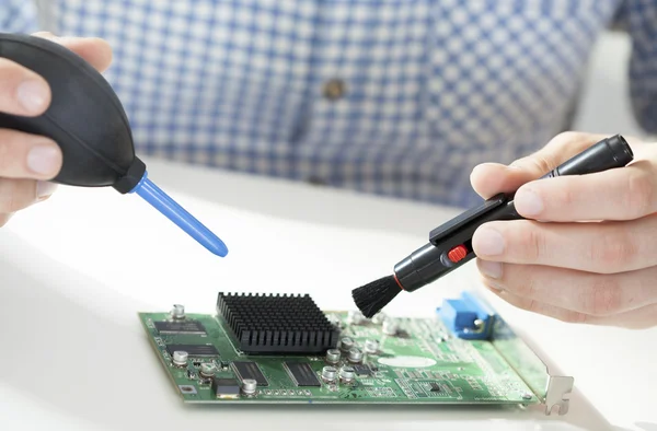 Male hands cleaning processor — Stock Photo, Image