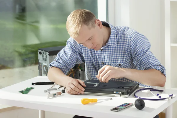 Reparación de laptop — Foto de Stock