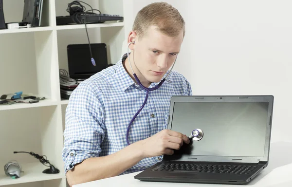 Computer specialist with stethoscope — Stock Photo, Image