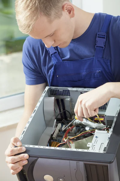 Adam bilgisayar onarımı sırasında — Stok fotoğraf