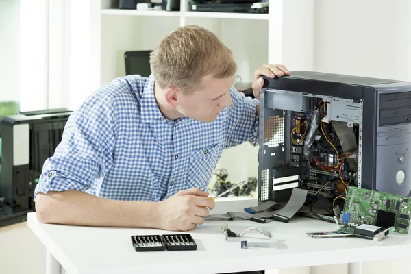 Man fixing computer — Stock Photo, Image