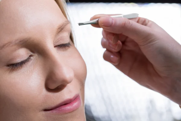 Mulher durante a depilação da sobrancelha — Fotografia de Stock