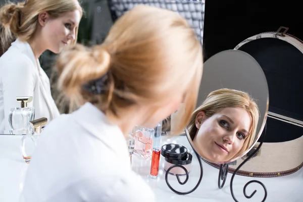 Mulher durante a manhã antes do casamento — Fotografia de Stock