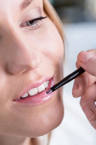 Donna durante trucco labbra — Foto Stock