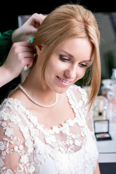 Красивая невеста во время подготовки к свадьбе — стоковое фото
