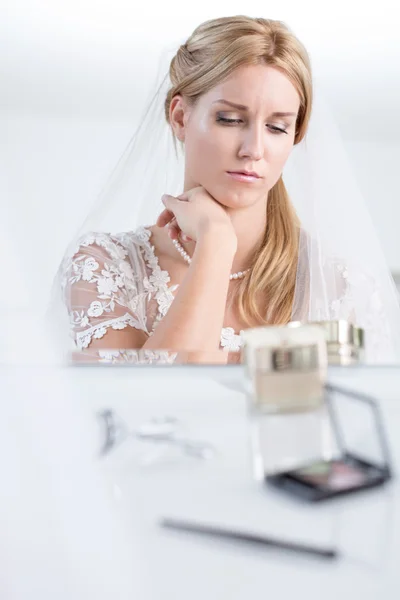 Noiva triste após a maquiagem — Fotografia de Stock
