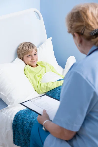 Patient lying in hospital bed — Stock Photo, Image