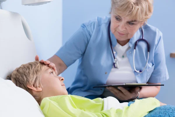 Schooljongen liggen in ziekenhuisbed — Stockfoto