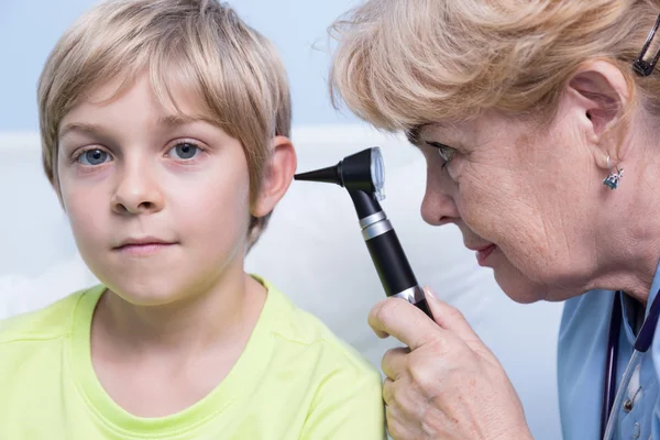 Pediatra examinando oído — Foto de Stock