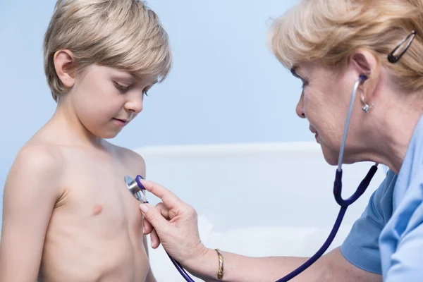 Kleine jongen met onderzoek — Stockfoto