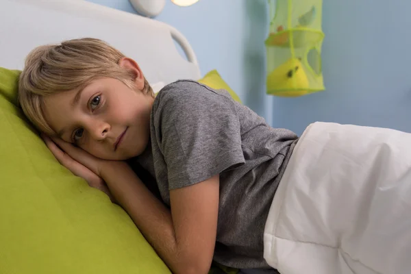 Ill child lying in hospital bed — Stock Photo, Image