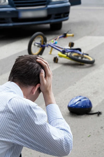 Besorgter Mann nach Crash — Stockfoto