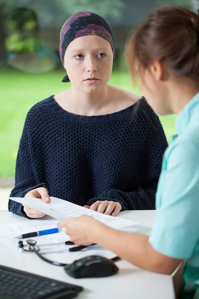 Femme et son médecin — Photo