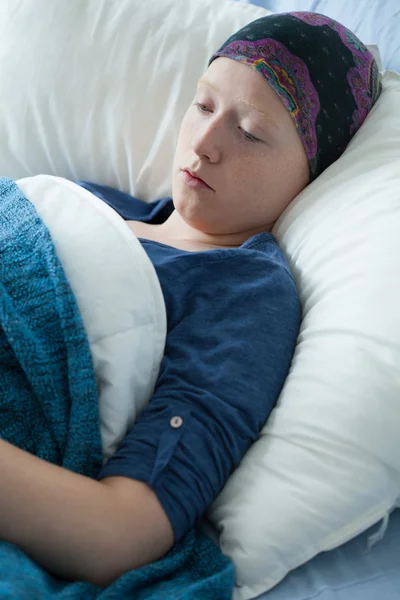 Weak woman with cancer — Stock Photo, Image