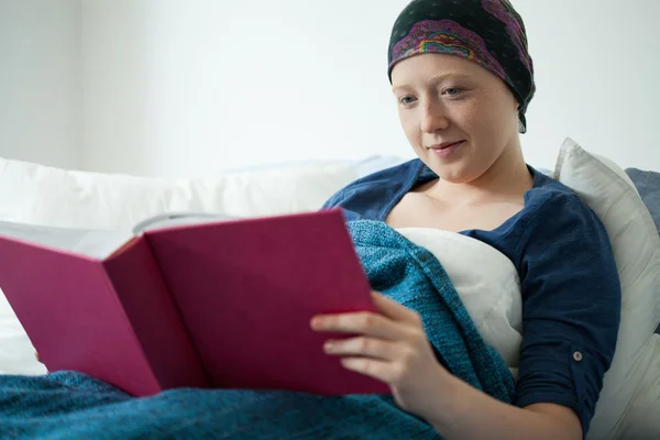 Woman browses a photo album — Stock Photo, Image