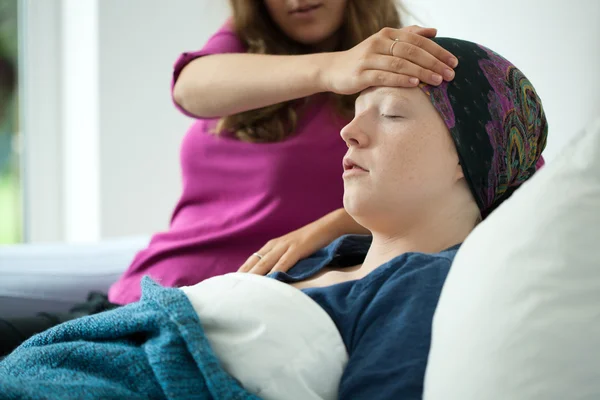 Moeder en haar zieke dochter — Stockfoto