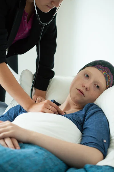 Krankenschwester überprüft die Atmung des Patienten — Stockfoto