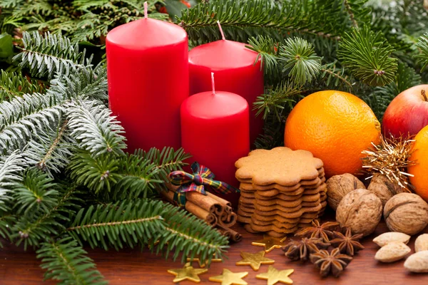 Weihnachtskomposition mit Kerzen und Lebkuchen — Stockfoto