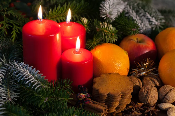 Decoración de Navidad en una mesa —  Fotos de Stock