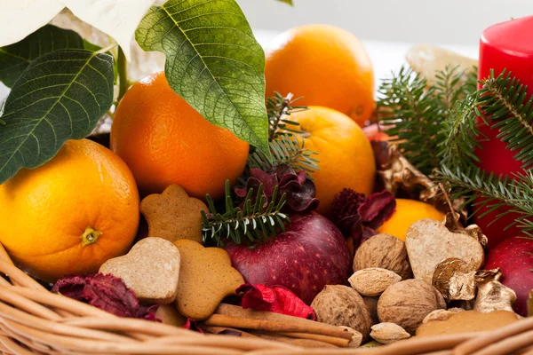 Naranjas y pan de jengibre en la cesta de Navidad —  Fotos de Stock